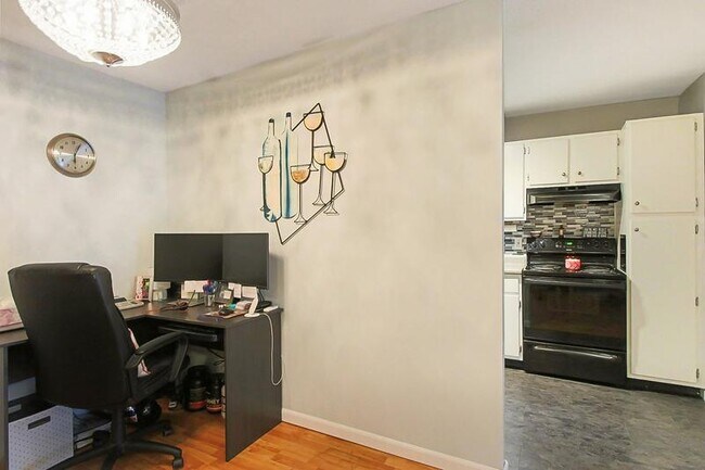 Building Photo - 9 Strawberry Bank Rd