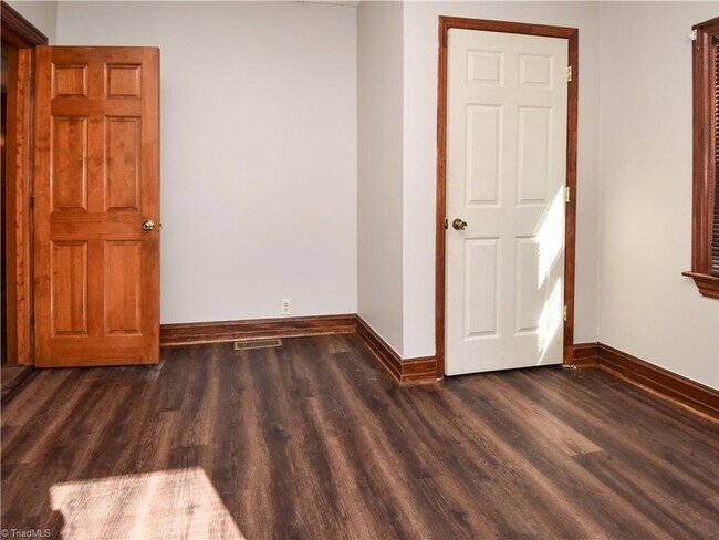 Building Photo - 3872 Leo St