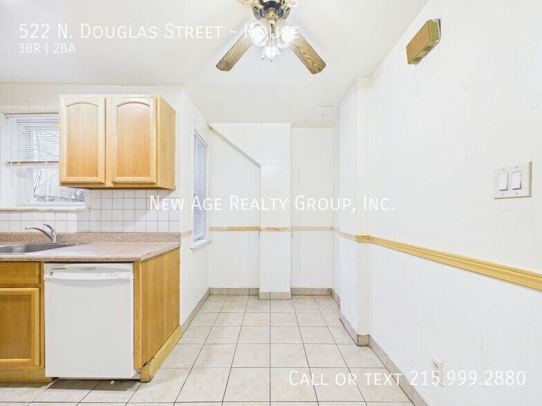 Building Photo - 522 N Douglas St