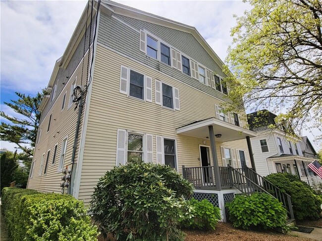 Building Photo - 9 1/2-2 Narragansett Ave