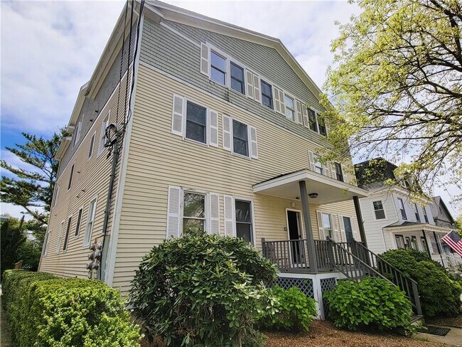 Building Photo - 9 1/2 W Narragansett Ave
