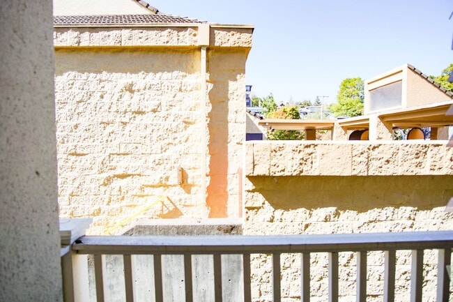 Building Photo - Snag this Stately One-Bedroom off of Bustl...