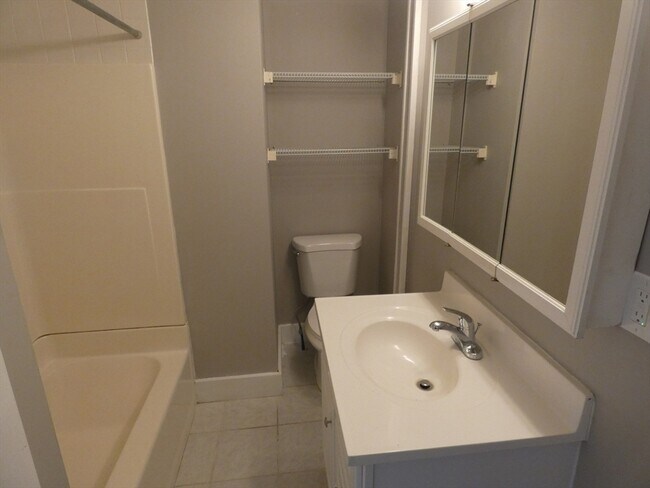 Building Photo - 98 Maple St