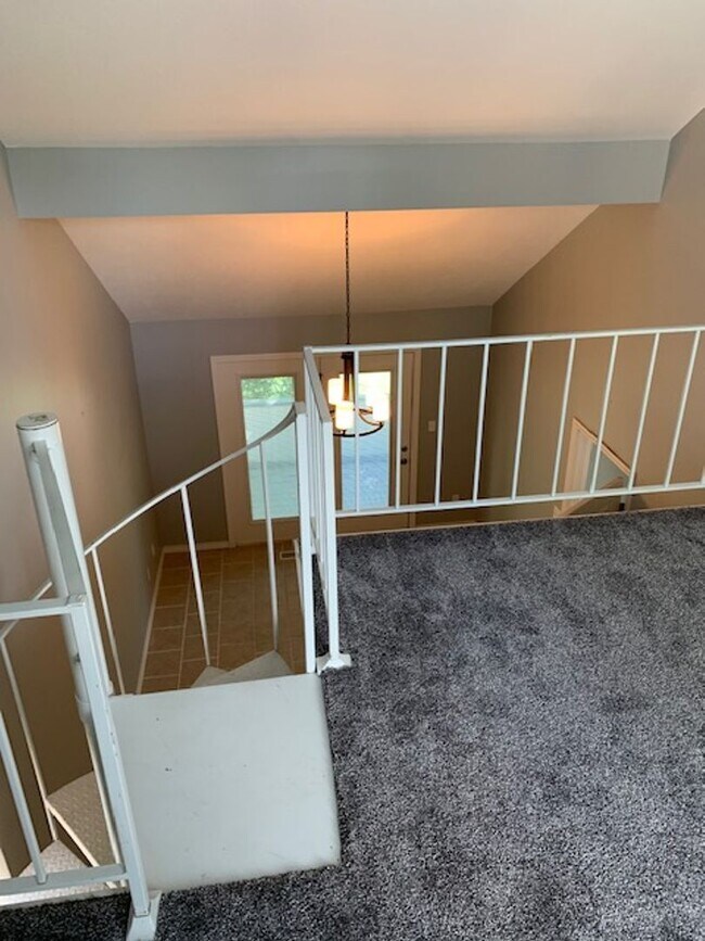Building Photo - Spacious 3 bedroom 3.5 Baths 2 Home Office...