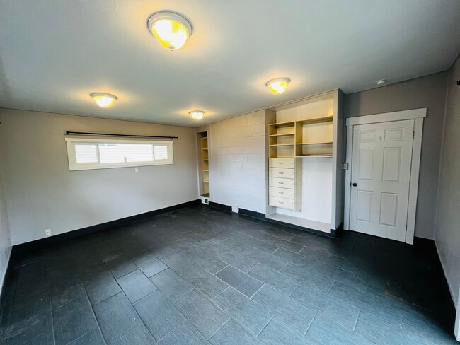 Building Photo - 4 Bedroom East Bremerton with Large Yard