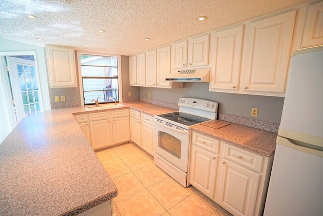 Building Photo - 2-Bed, 1.5-Bath, South Tampa Condo