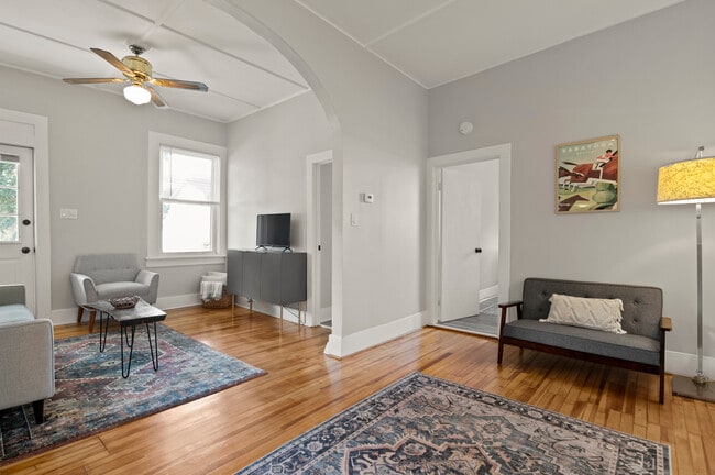 Building Photo - 125 W Circular St