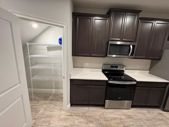 Building Photo - Beautifully maintained 3-bedroom, 2.5-bath townhome