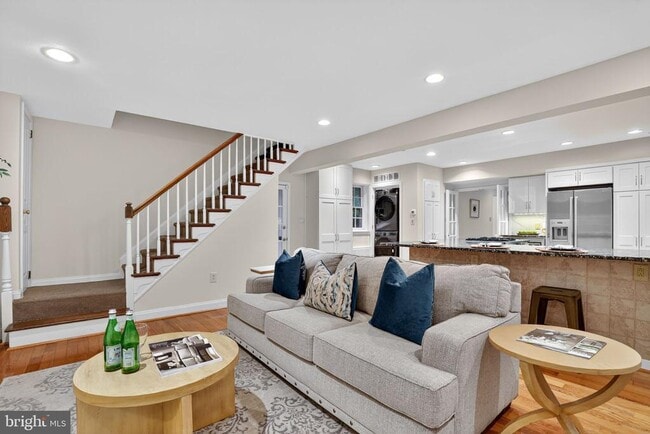 Building Photo - 829 Bryn Mawr Ave