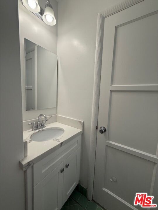 Building Photo - 2515 Canyon Dr