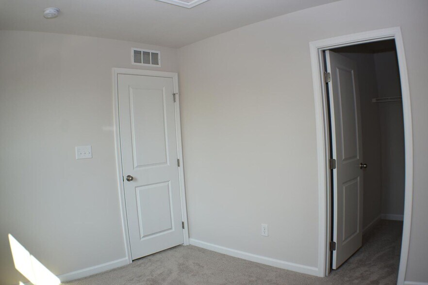 Building Photo - 9755 Oakgrove Dr