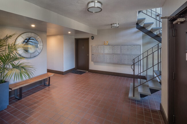 Building Photo - 540 Elm St