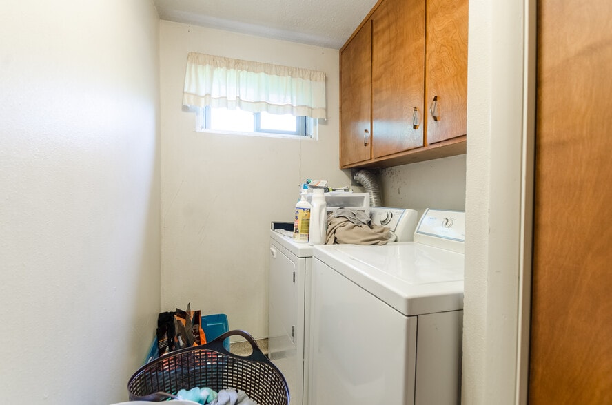 in unit laundry - 815 Orchard Dr