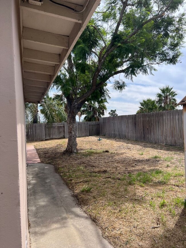 Building Photo - Updated 3BR/2BA home w/yard and garage in ...