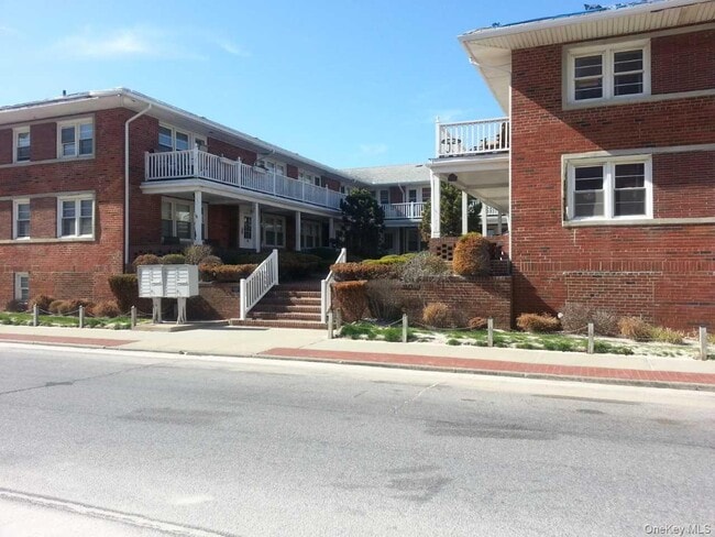 Primary Photo - 215 W Broadway