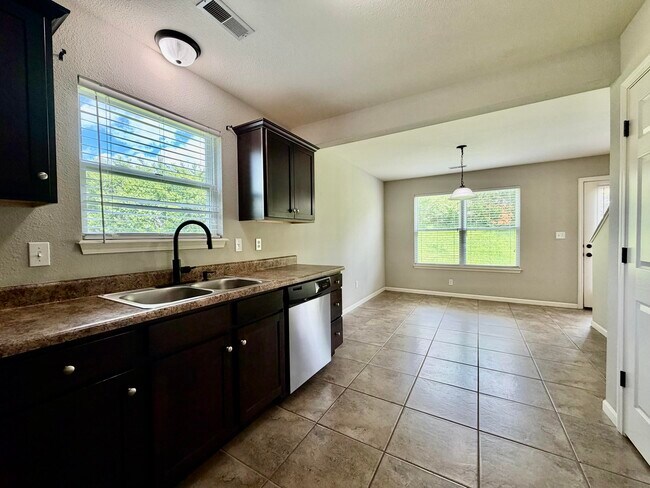 Building Photo - 1204 Louisville Dr