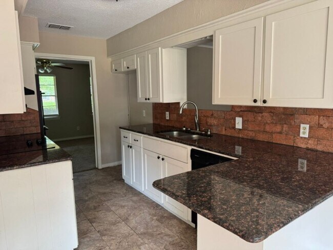 Building Photo - 3/2/2 Fenced Yard LISD Pet Friendly