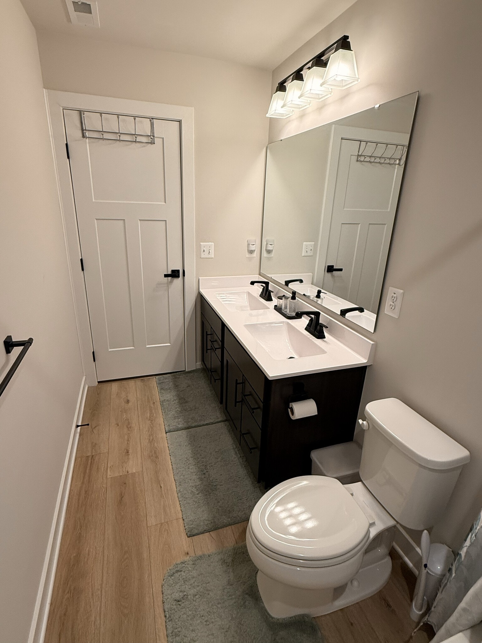 Guest Bathroom - 3212 Vanessa Dr