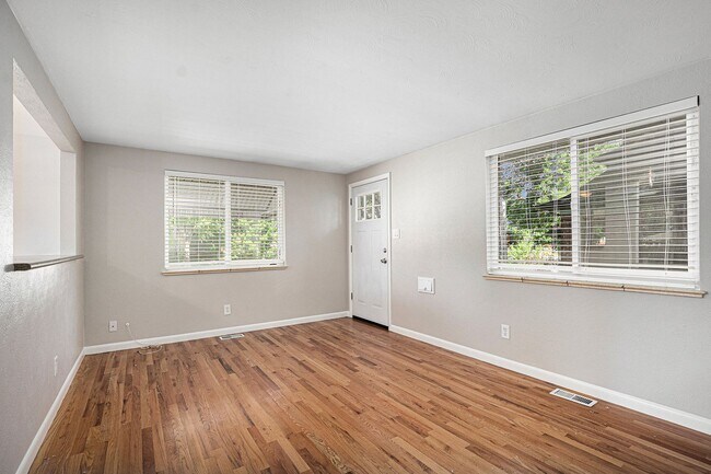 Building Photo - Spacious 4BR with bonus space and a 2 car garage in the heart of Sunnyside!