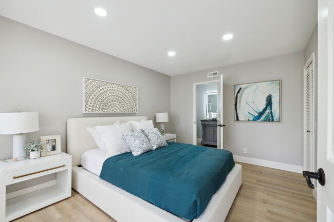 Building Photo - 25 Palos