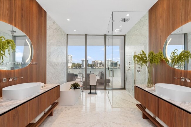 Building Photo - 5 Grove Isle Dr