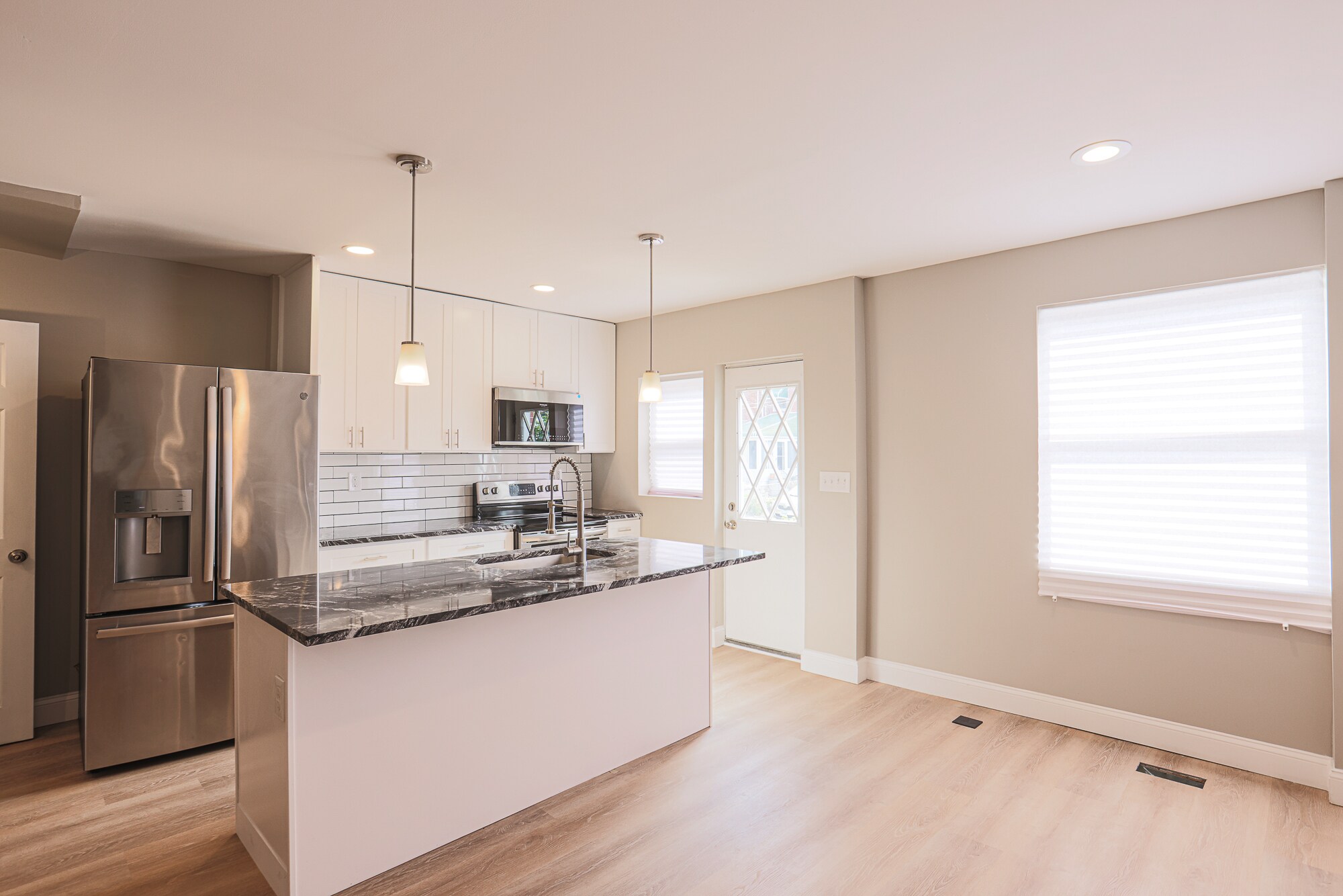 Open concept kitchen and living room - 3825 Rexmere Rd