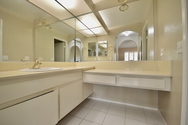 Building Photo - 2 Bedroom plus Den Home in 55+ Community i...