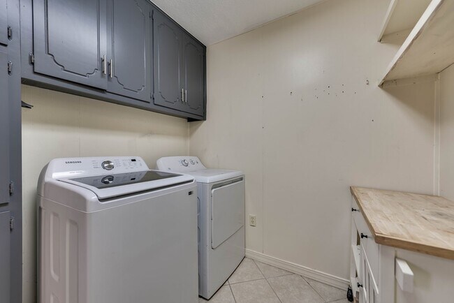 Building Photo - 6209 Glenhaven Dr