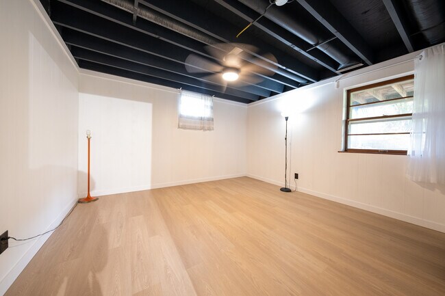 Building Photo - 9424 Thomas Rd