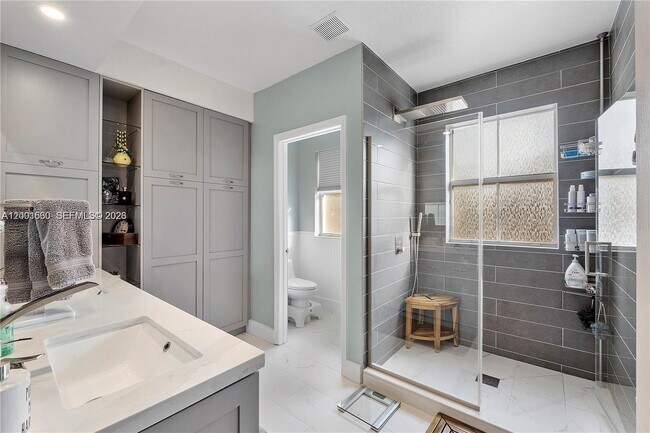 Building Photo - 1975 SE 14th St