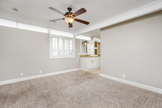 Building Photo - Upgraded 3 bed 2.5 bath Townhome in Newpor...