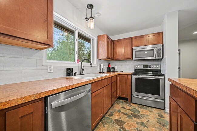 Building Photo - 325 W Delhi Rd