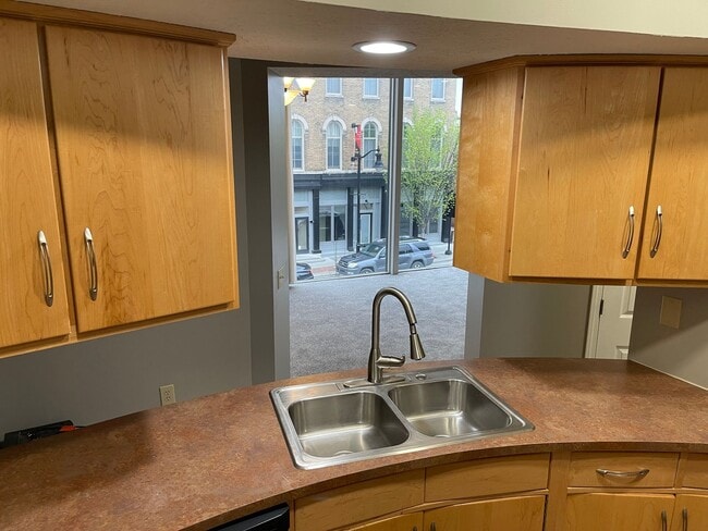 Building Photo - Large Downtown Condo