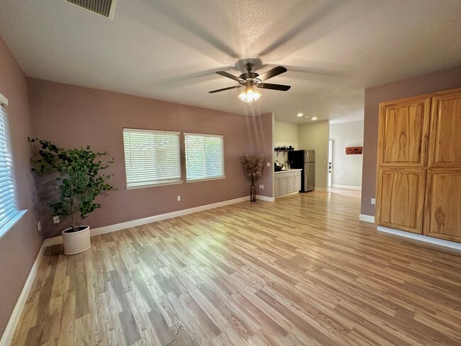Building Photo - Spacious 1 Bedroom with RIVER TRAIL ACCESS!!