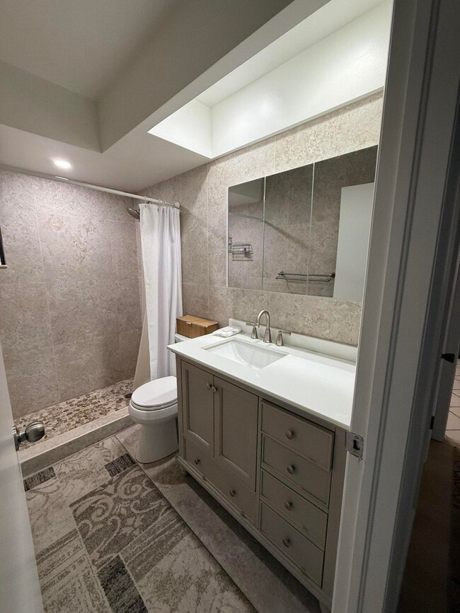 Building Photo - 2507 Canterbury Dr N