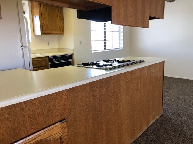 Building Photo - 2 BR Condo in gated community with many ut...