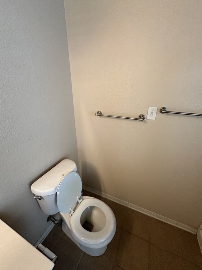 Building Photo - AVAILABLE NOW!!!