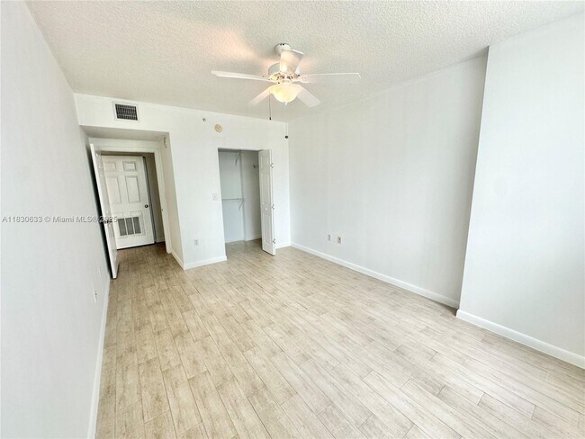 Building Photo - 2000 N Bayshore Dr
