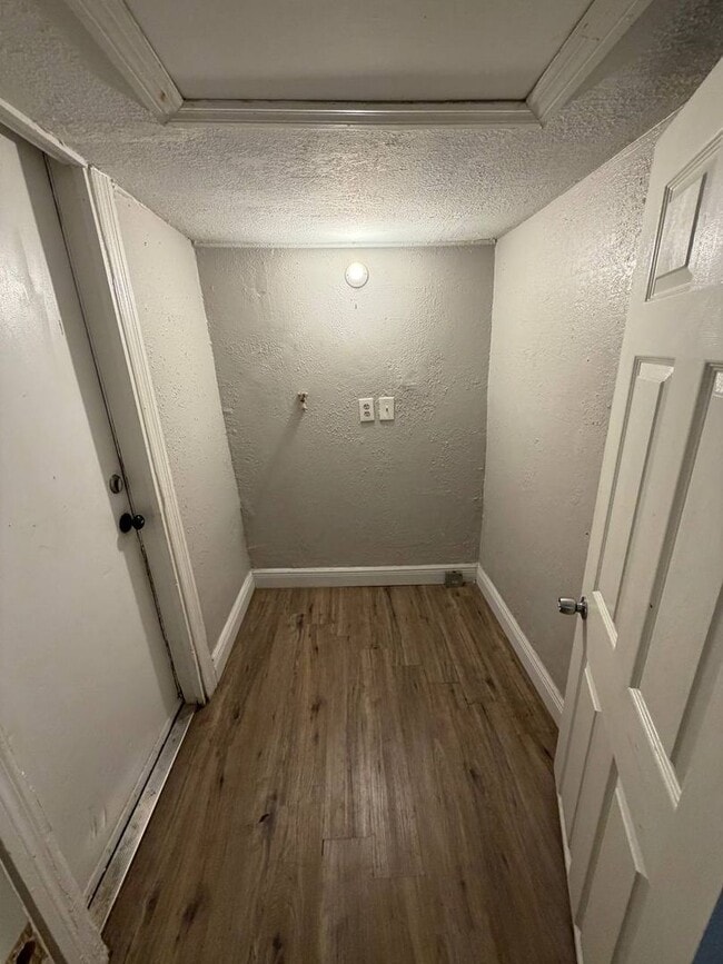 Building Photo - Charming 2 bedroom, 2 bathroom home