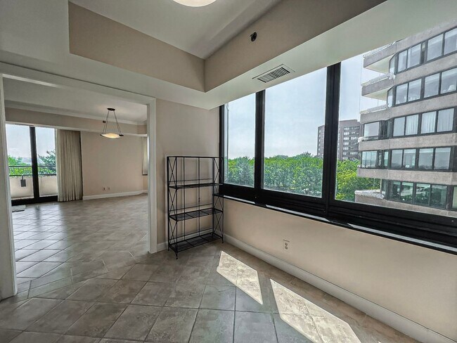 Building Photo - Fantastic 3 Bedroom 3 Bathroom Condo With ...