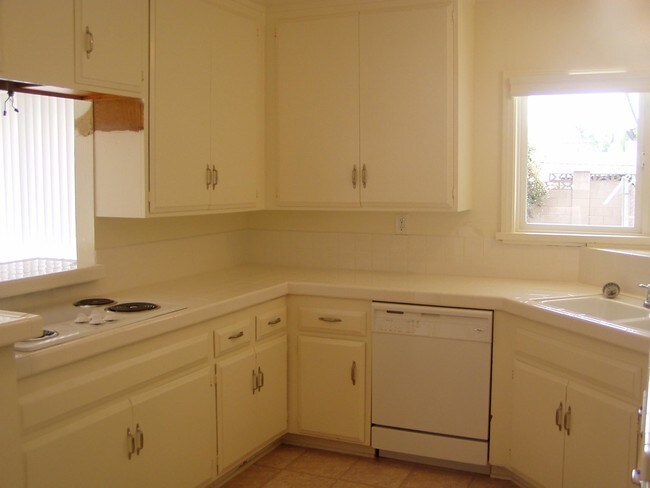 Building Photo - 10854 Reseda Blvd