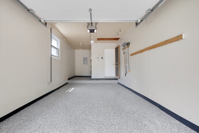 Building Photo - 1060 Warwick Ln