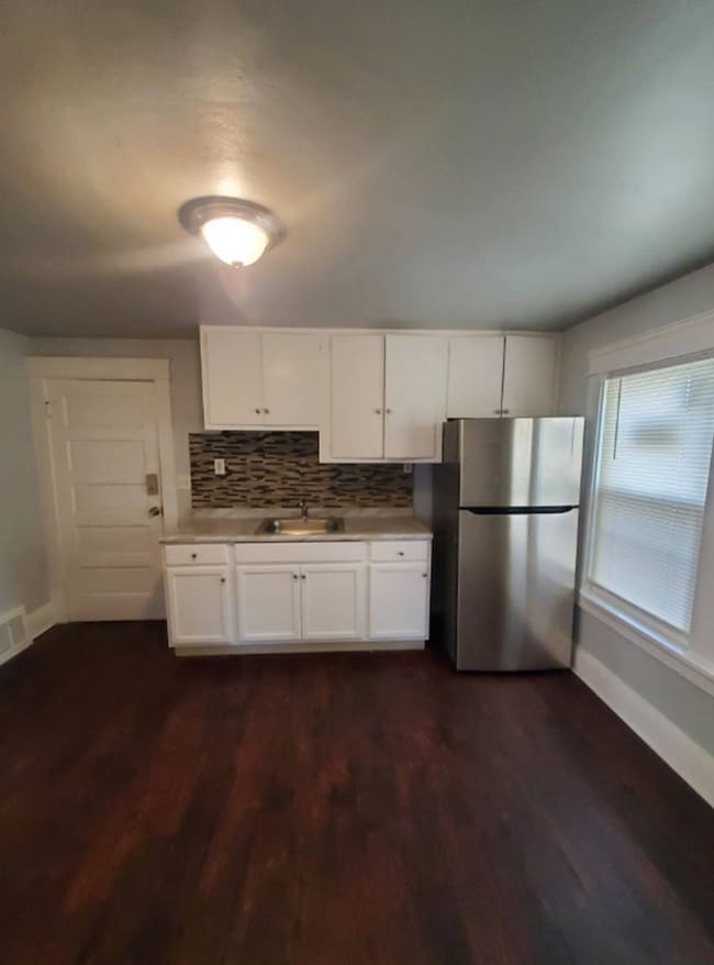 Building Photo - 15815 Parkgrove Ave