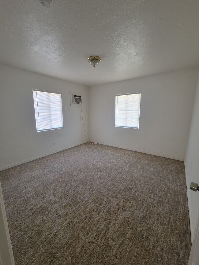 Building Photo - 3 Bedroom home conveniently located in the heart of Merced