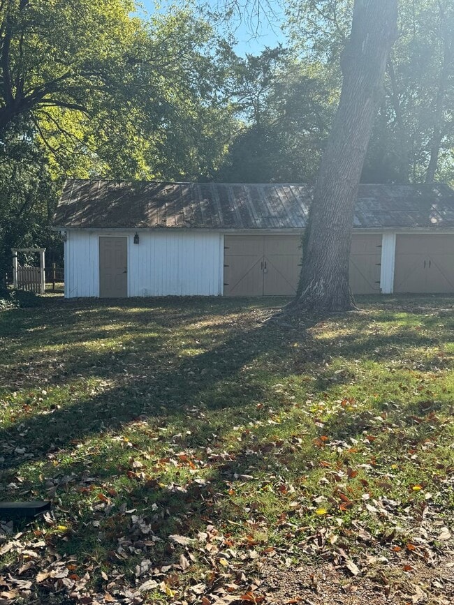 Building Photo - 3 Bed / 2 bath on 1.2 ACRES - 3 car garage...