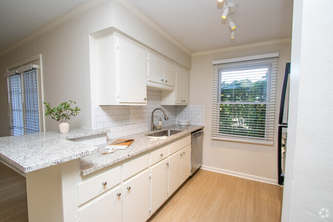 Chestnut Kitchen - Western Hills Apartments