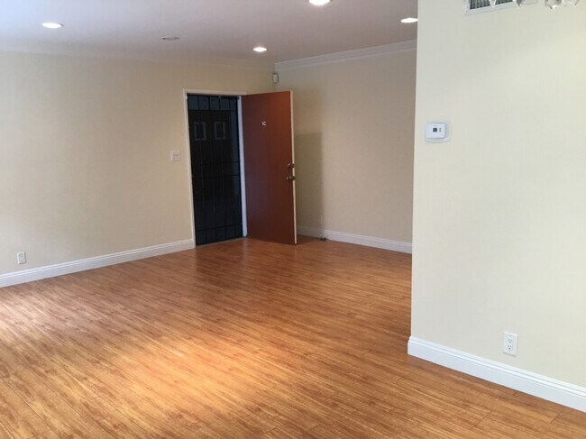 Living - 1233 N Columbus Ave