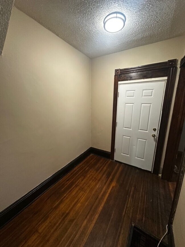 Building Photo - 207 Kenwood Ave