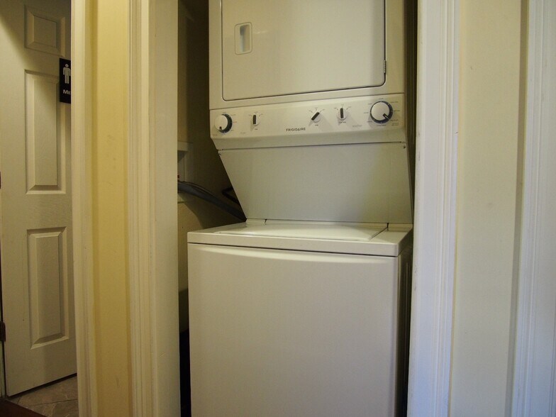 Building Photo - 731 Parker St