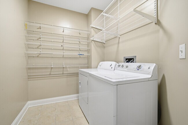 Building Photo - 2700 Summit Dr